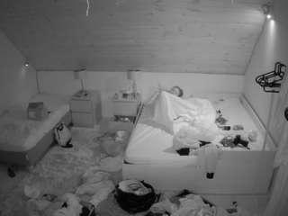 voyeurcam-julmodels-whitebed-2
