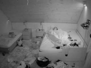voyeurcam-julmodels-whitebed-2