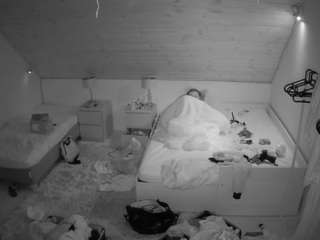 voyeurcam-julmodels-whitebed-2