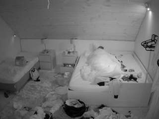 voyeurcam-julmodels-whitebed-2