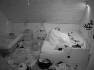 voyeurcam-julmodels-whitebed-2