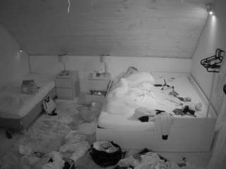 voyeurcam-julmodels-whitebed-2