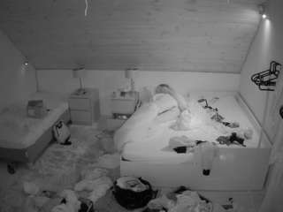 voyeurcam-julmodels-whitebed-2