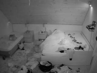 voyeurcam-julmodels-whitebed-2