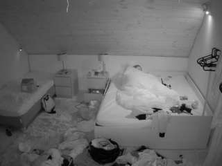 voyeurcam-julmodels-whitebed-2