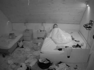 voyeurcam-julmodels-whitebed-2
