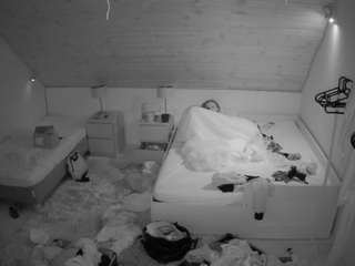 voyeurcam-julmodels-whitebed-2