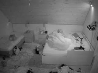 voyeurcam-julmodels-whitebed-2