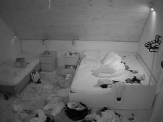 voyeurcam-julmodels-whitebed-2
