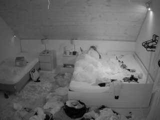 voyeurcam-julmodels-whitebed-2