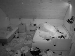 voyeurcam-julmodels-whitebed-2