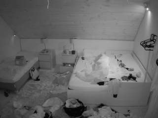 voyeurcam-julmodels-whitebed-2