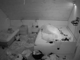 voyeurcam-julmodels-whitebed-2