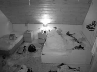 voyeurcam-julmodels-whitebed-2