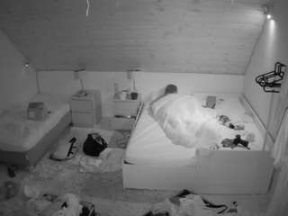 voyeurcam-julmodels-whitebed-2