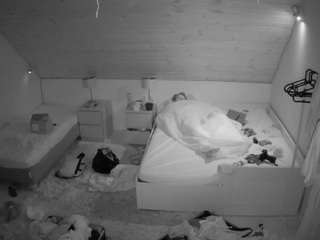 voyeurcam-julmodels-whitebed-2