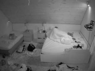 voyeurcam-julmodels-whitebed-2