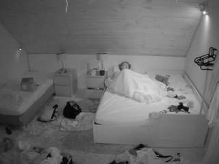 voyeurcam-julmodels-whitebed-2