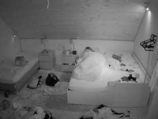 voyeurcam-julmodels-whitebed-2