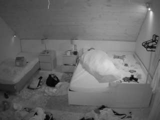 voyeurcam-julmodels-whitebed-2