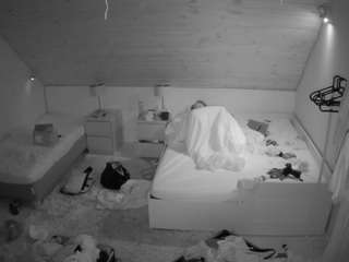 voyeurcam-julmodels-whitebed-2