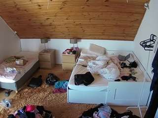 voyeurcam-julmodels-whitebed-2