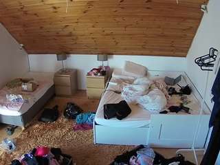 voyeurcam-julmodels-whitebed-2