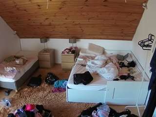 voyeurcam-julmodels-whitebed-2