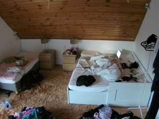 voyeurcam-julmodels-whitebed-2