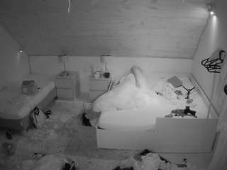 voyeurcam-julmodels-whitebed-2