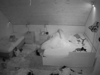 voyeurcam-julmodels-whitebed-2