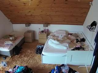 voyeurcam-julmodels-whitebed-2