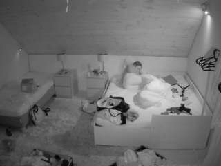voyeurcam-julmodels-whitebed-2