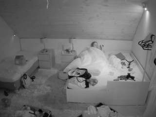 voyeurcam-julmodels-whitebed-2