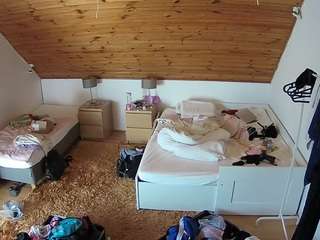 voyeurcam-julmodels-whitebed-2