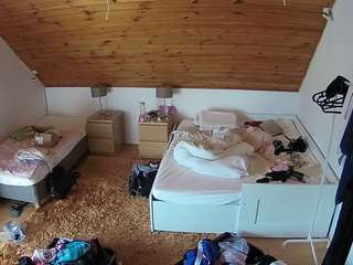 voyeurcam-julmodels-whitebed-2