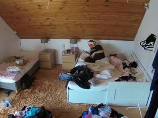 voyeurcam-julmodels-whitebed-2