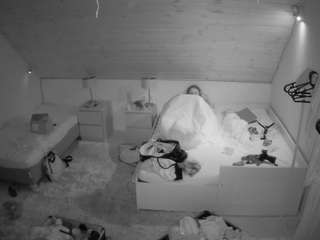 voyeurcam-julmodels-whitebed-2