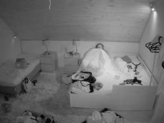 voyeurcam-julmodels-whitebed-2