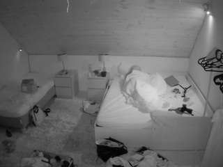 voyeurcam-julmodels-whitebed-2