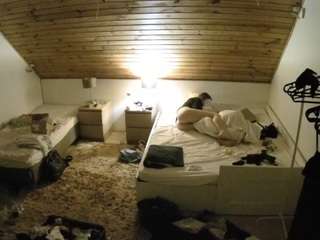 voyeurcam-julmodels-whitebed-2