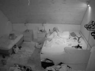 voyeurcam-julmodels-whitebed-2