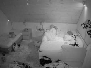 voyeurcam-julmodels-whitebed-2