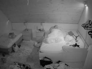 voyeurcam-julmodels-whitebed-2