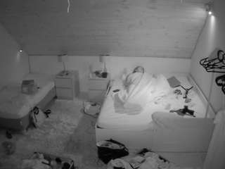 voyeurcam-julmodels-whitebed-2