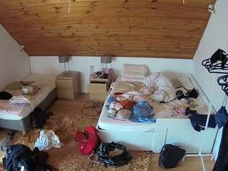 voyeurcam-julmodels-whitebed-2 camsoda