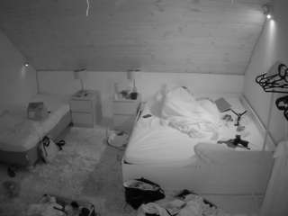 voyeurcam-julmodels-whitebed-2 camsoda