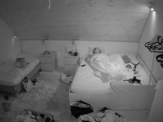 voyeurcam-julmodels-whitebed-2