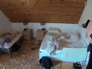 voyeurcam-julmodels-whitebed-2