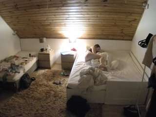voyeurcam-julmodels-whitebed-2